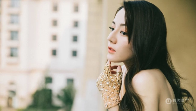 迪丽热巴高贵开叉礼服线条感写真图片，大秀美背气质动人