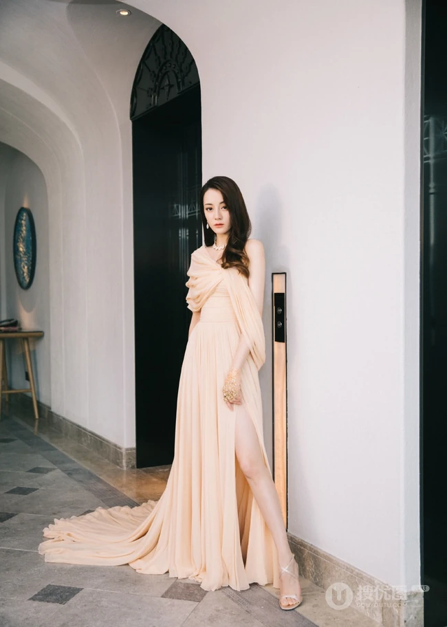 迪丽热巴高贵开叉礼服线条感写真图片，大秀美背气质动人