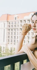 迪丽热巴高贵开叉礼服线条感写真图片，大秀美背气质动人