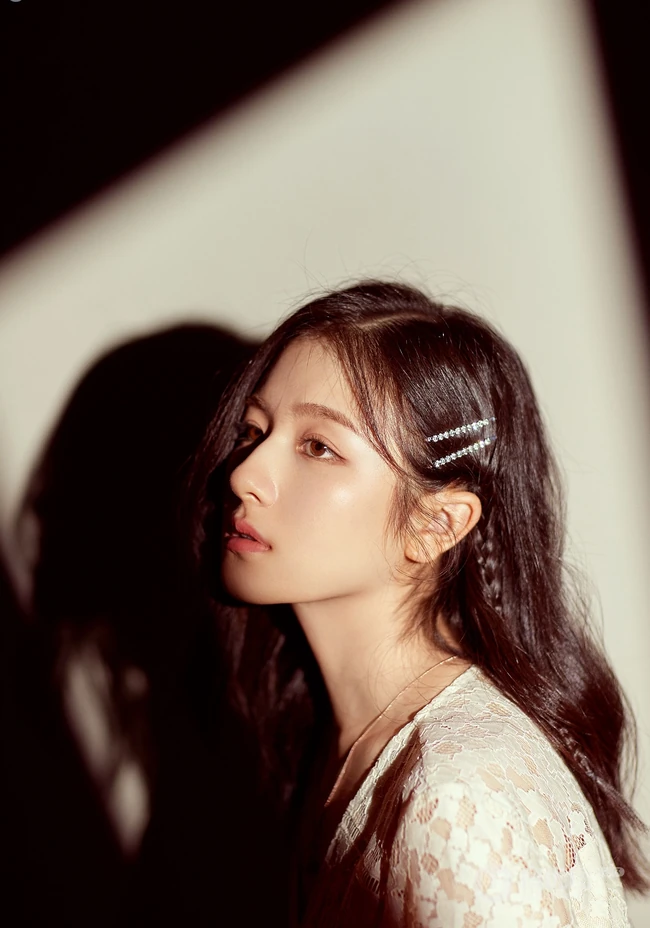 李兰迪&ldquo;光与影&rdquo;唯美连衣裙高清室内写真图片