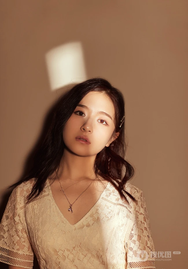 李兰迪&ldquo;光与影&rdquo;唯美连衣裙高清室内写真图片