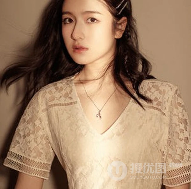 李兰迪&ldquo;光与影&rdquo;唯美连衣裙高清室内写真图片