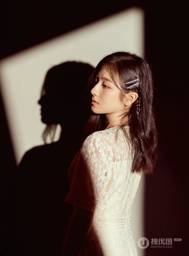 李兰迪&ldquo;光与影&rdquo;唯美连衣裙高清室内写真图片