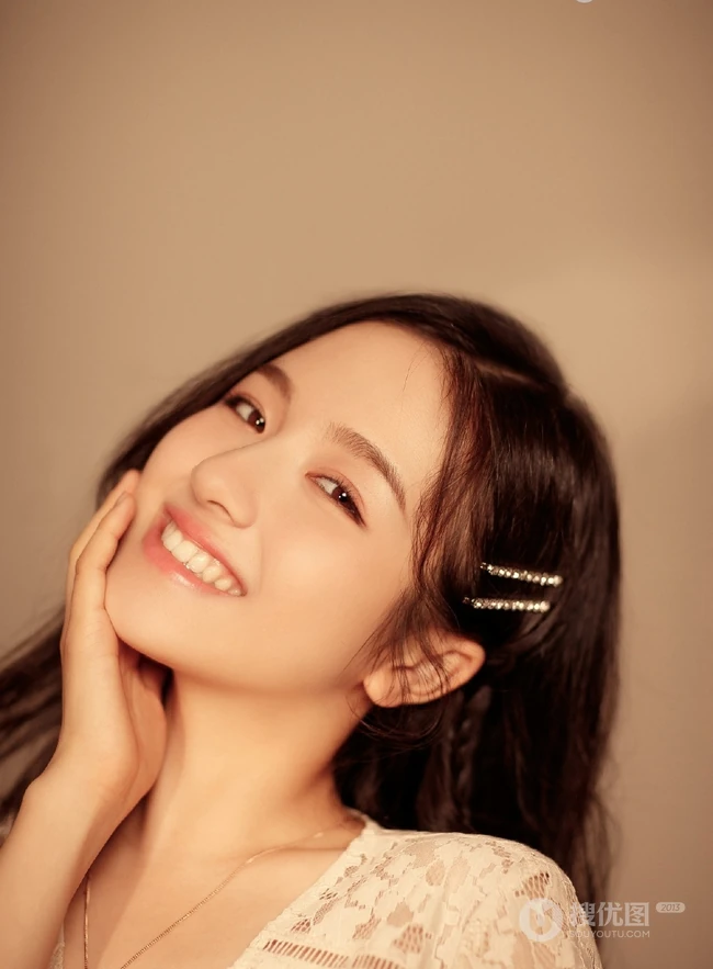 李兰迪&ldquo;光与影&rdquo;唯美连衣裙高清室内写真图片