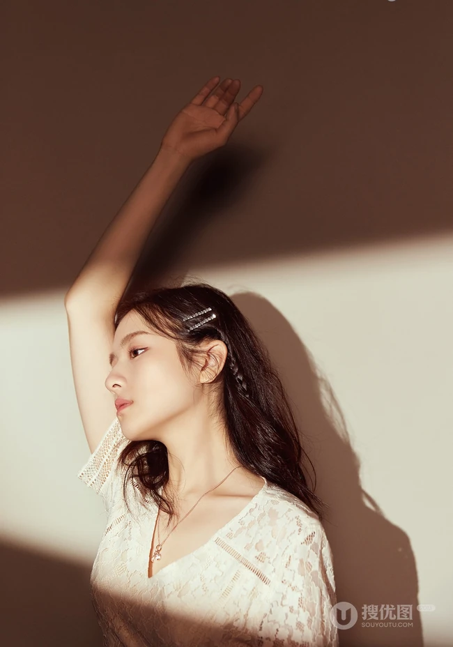 李兰迪&ldquo;光与影&rdquo;唯美连衣裙高清室内写真图片
