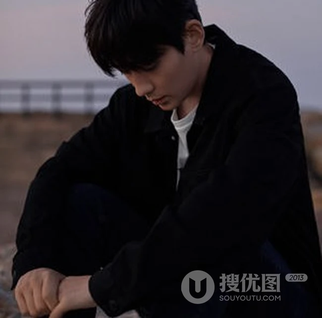 朱一龙黑衣牛仔裤海边悠闲帅气侧颜写真图片