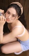 清新可爱家居服牛仔裤气质女生木结构淋浴房高清写真