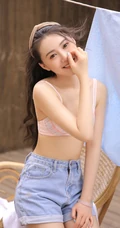 清新可爱家居服牛仔裤气质女生木结构淋浴房高清写真
