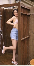 清新可爱家居服牛仔裤气质女生木结构淋浴房高清写真