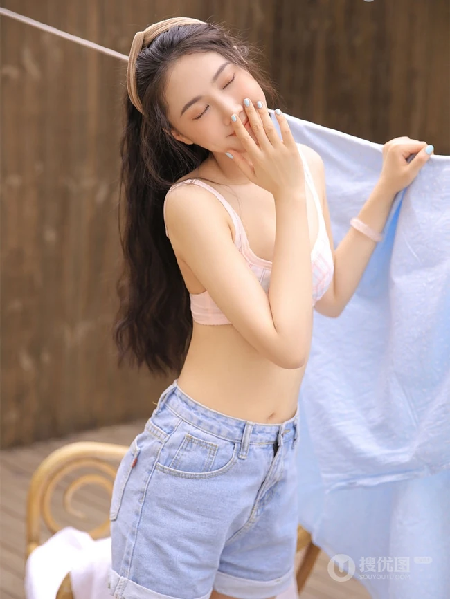 清新可爱家居服牛仔裤气质女生木结构淋浴房高清写真