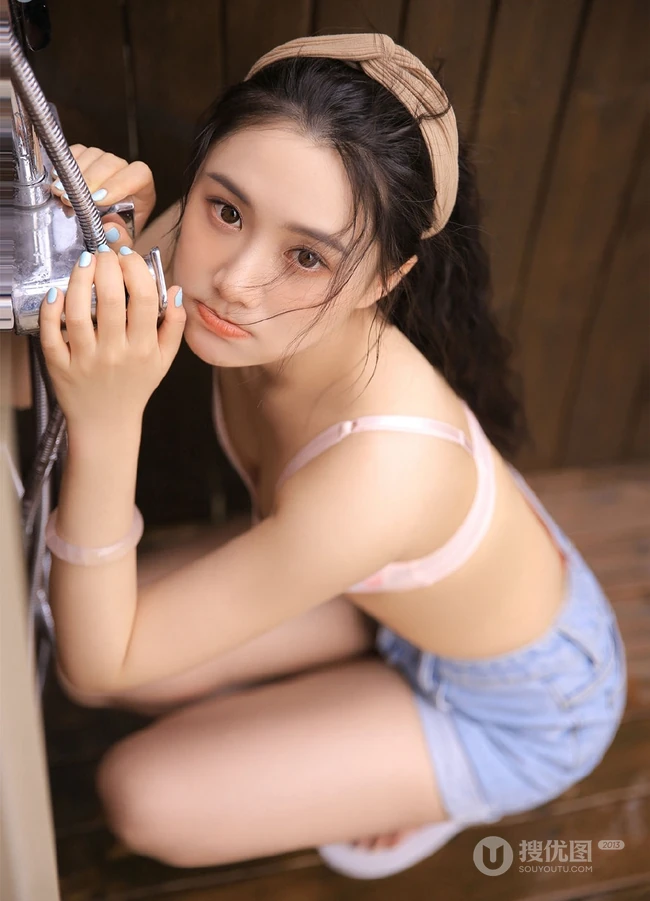 清新可爱家居服牛仔裤气质女生木结构淋浴房高清写真