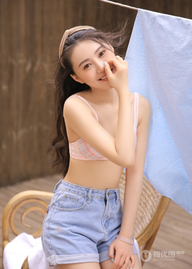 清新可爱家居服牛仔裤气质女生木结构淋浴房高清写真