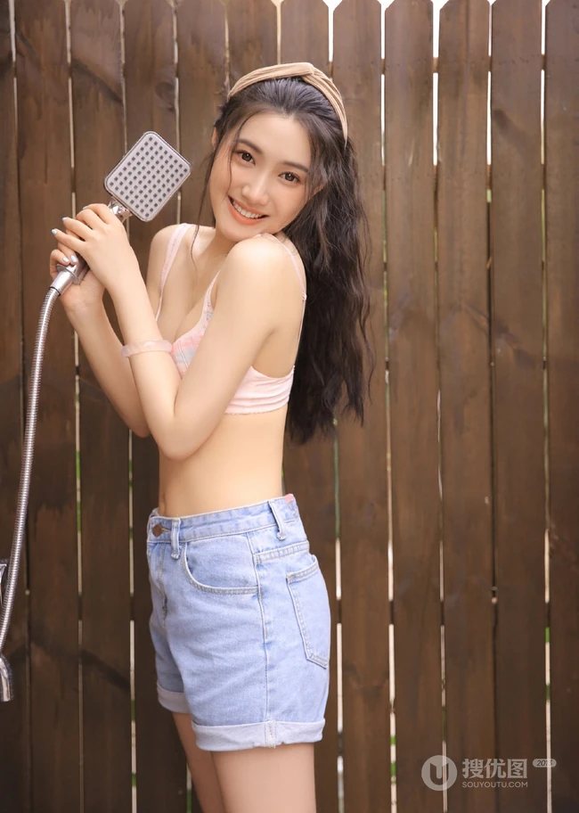 清新可爱家居服牛仔裤气质女生木结构淋浴房高清写真