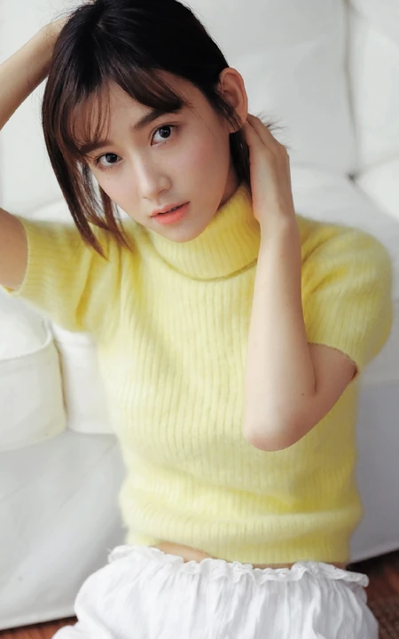 李沐宸高领毛衣短裤好看室内写真照