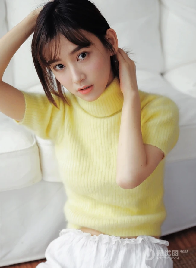 李沐宸高领毛衣短裤好看室内写真照