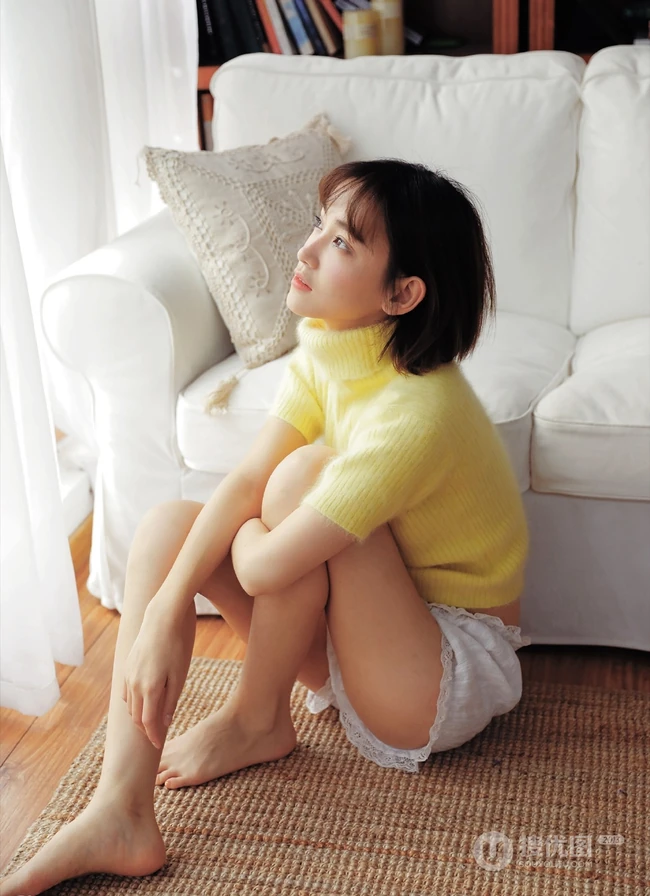 李沐宸高领毛衣短裤好看室内写真照