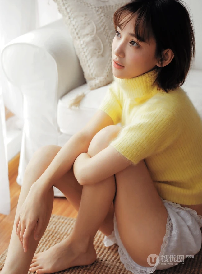 李沐宸高领毛衣短裤好看室内写真照