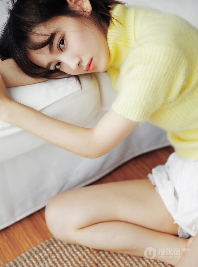 李沐宸高领毛衣短裤好看室内写真照