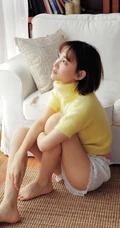 李沐宸高领毛衣短裤好看室内写真照
