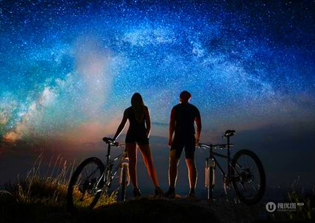漫天繁星的星空下情侣恩爱美好浪漫图片