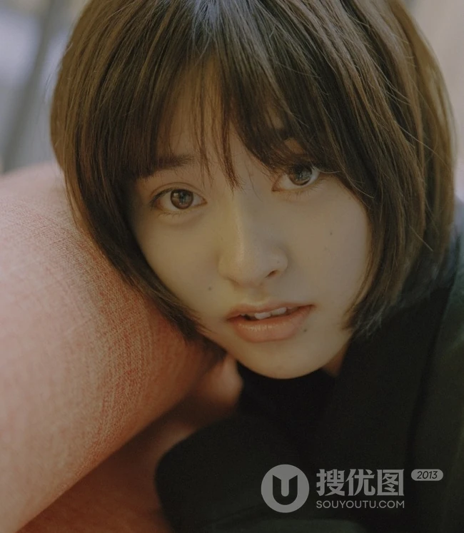 沈月暖色调高清室内写真，黑短发型清爽，大眼睛动人