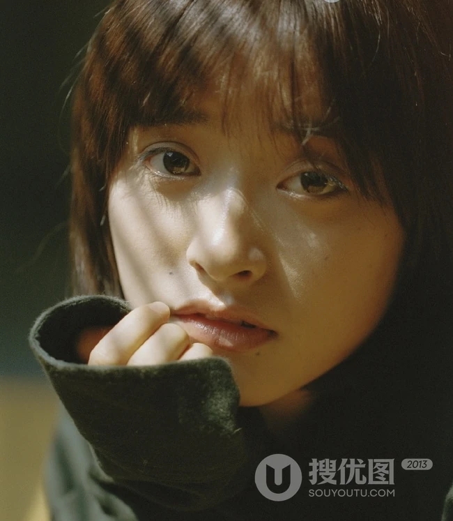 沈月暖色调高清室内写真，黑短发型清爽，大眼睛动人