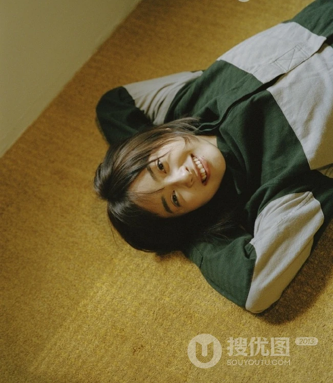 沈月暖色调高清室内写真，黑短发型清爽，大眼睛动人