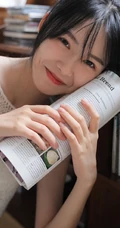 黑直长发少女白衣牛仔裤日常室内唯美写真图片