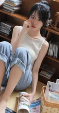 黑直长发少女白衣牛仔裤日常室内唯美写真图片