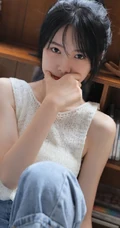 黑直长发少女白衣牛仔裤日常室内唯美写真图片