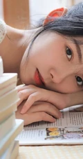 黑直长发少女白衣牛仔裤日常室内唯美写真图片