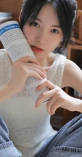 黑直长发少女白衣牛仔裤日常室内唯美写真图片