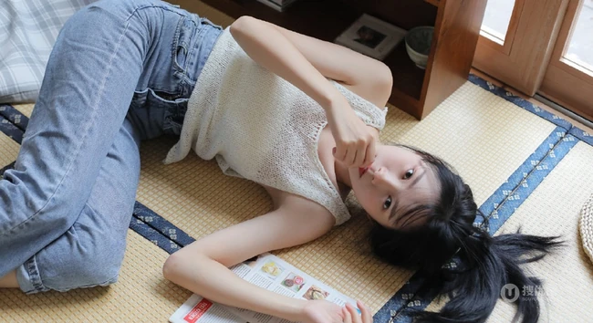 黑直长发少女白衣牛仔裤日常室内唯美写真图片