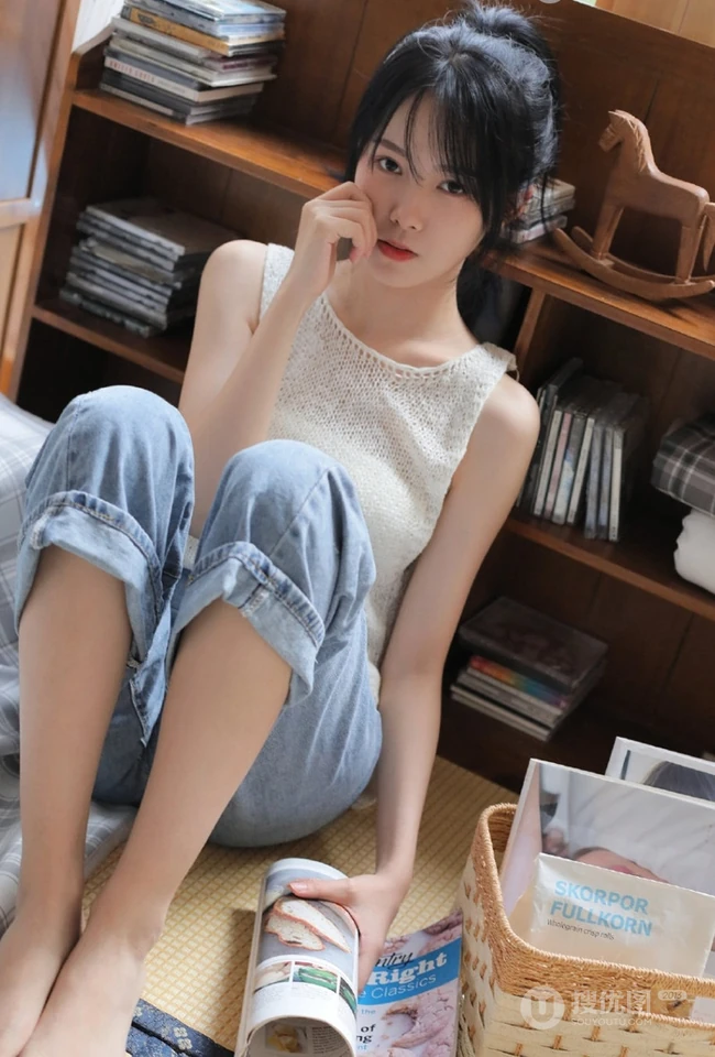 黑直长发少女白衣牛仔裤日常室内唯美写真图片