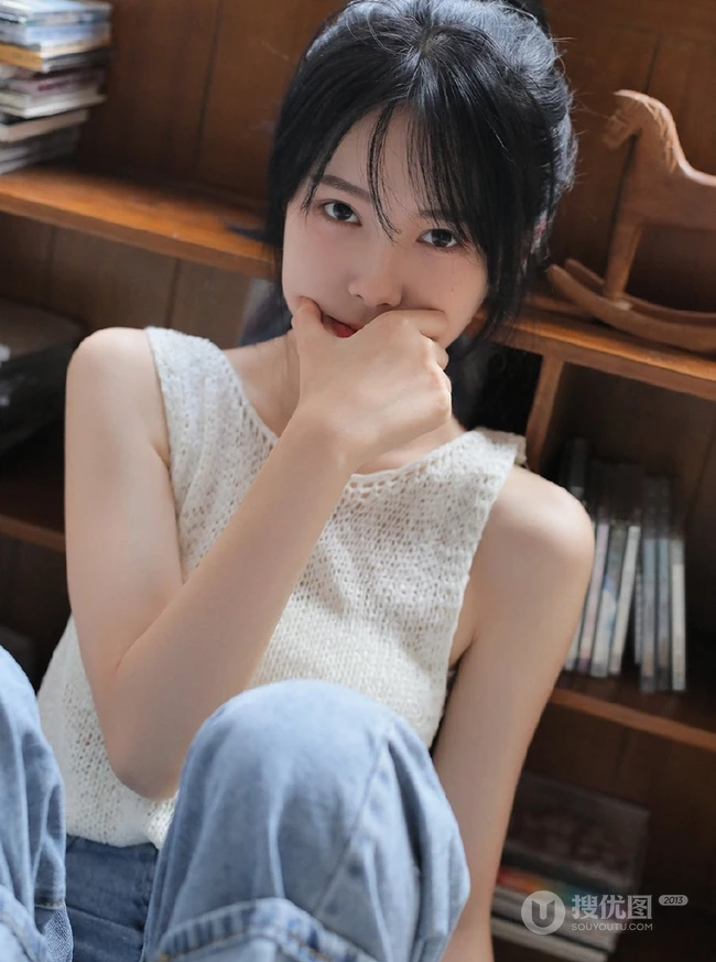 黑直长发少女白衣牛仔裤日常室内唯美写真图片