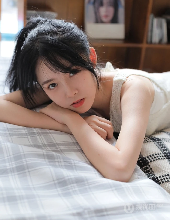 黑直长发少女白衣牛仔裤日常室内唯美写真图片