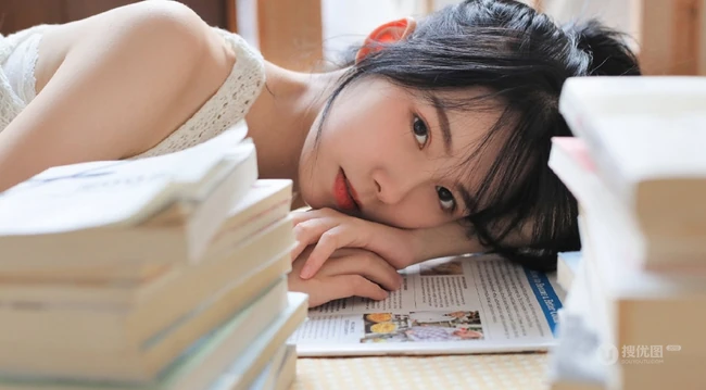 黑直长发少女白衣牛仔裤日常室内唯美写真图片