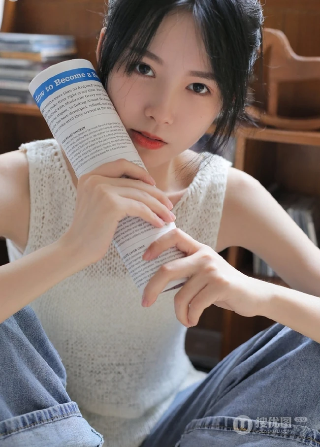 黑直长发少女白衣牛仔裤日常室内唯美写真图片