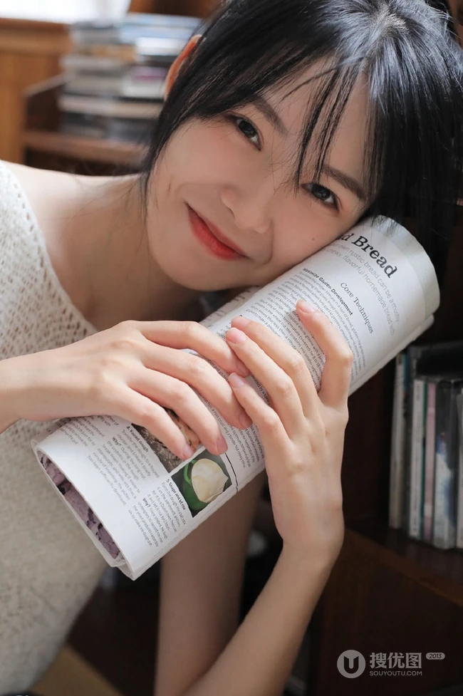 黑直长发少女白衣牛仔裤日常室内唯美写真图片