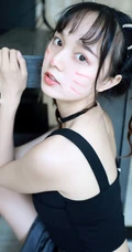 双马尾背心短裙少女居家小可爱白皙线条室内气质写真