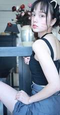 双马尾背心短裙少女居家小可爱白皙线条室内气质写真