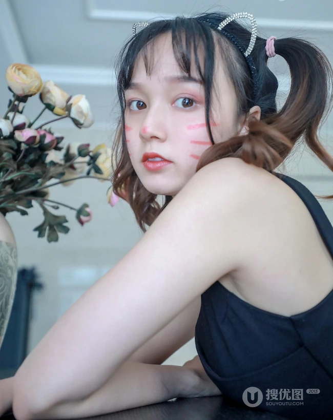 双马尾背心短裙少女居家小可爱白皙线条室内气质写真