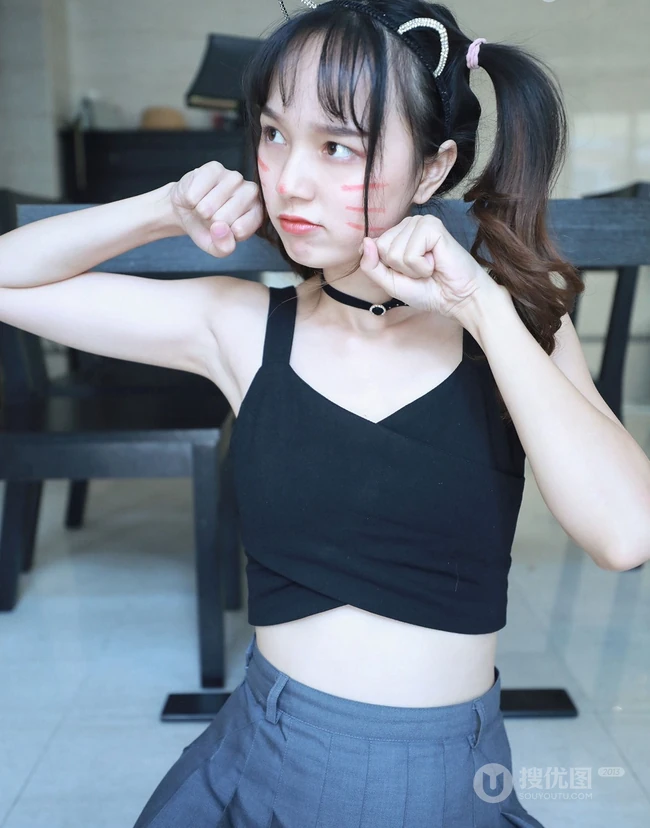 双马尾背心短裙少女居家小可爱白皙线条室内气质写真