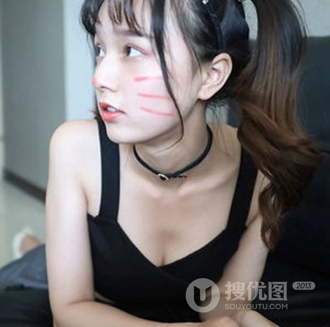 双马尾背心短裙少女居家小可爱白皙线条室内气质写真