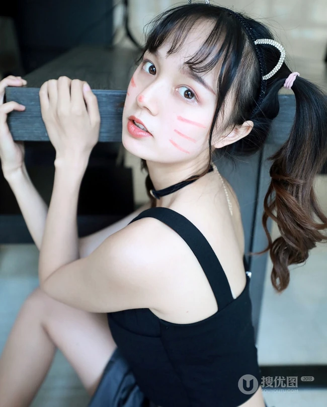 双马尾背心短裙少女居家小可爱白皙线条室内气质写真