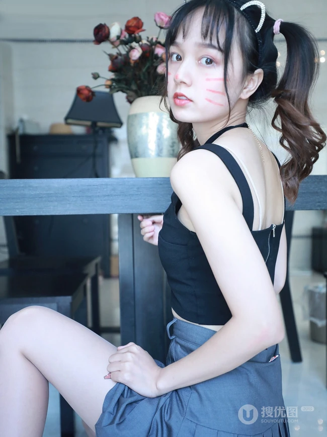 双马尾背心短裙少女居家小可爱白皙线条室内气质写真