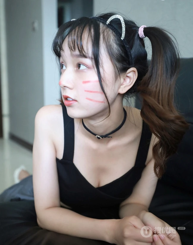 双马尾背心短裙少女居家小可爱白皙线条室内气质写真