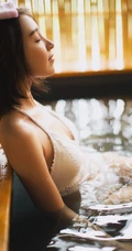 气质中短发女生阿珉日式温泉泡澡戏水高清家居写真图片