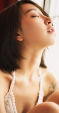 气质中短发女生阿珉日式温泉泡澡戏水高清家居写真图片