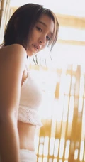 气质中短发女生阿珉日式温泉泡澡戏水高清家居写真图片